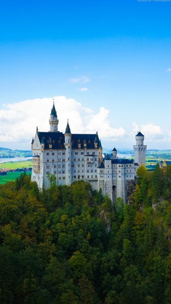 Neuschwanstein Castle — © Urhebername/Shutterstock